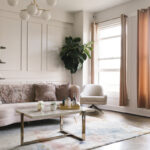 Modern lakberendezés egy világos nappaliban kényelemmel és stílussal.