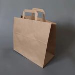 Barna papírtáska a környezettudatos vásárlás szimbólumaként