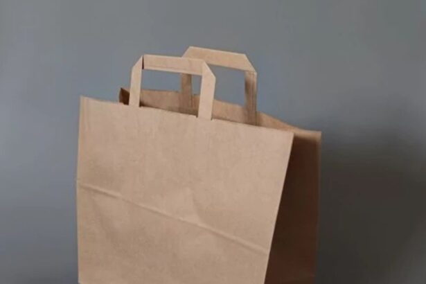 Barna papírtáska a környezettudatos vásárlás szimbólumaként