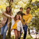 Család együtt játszik és szórakozik a természetben, minőségi időt töltve