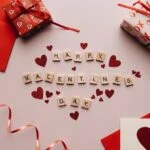 Valentin napi díszítések ajándékokkal és üdvözlőkártyákkal