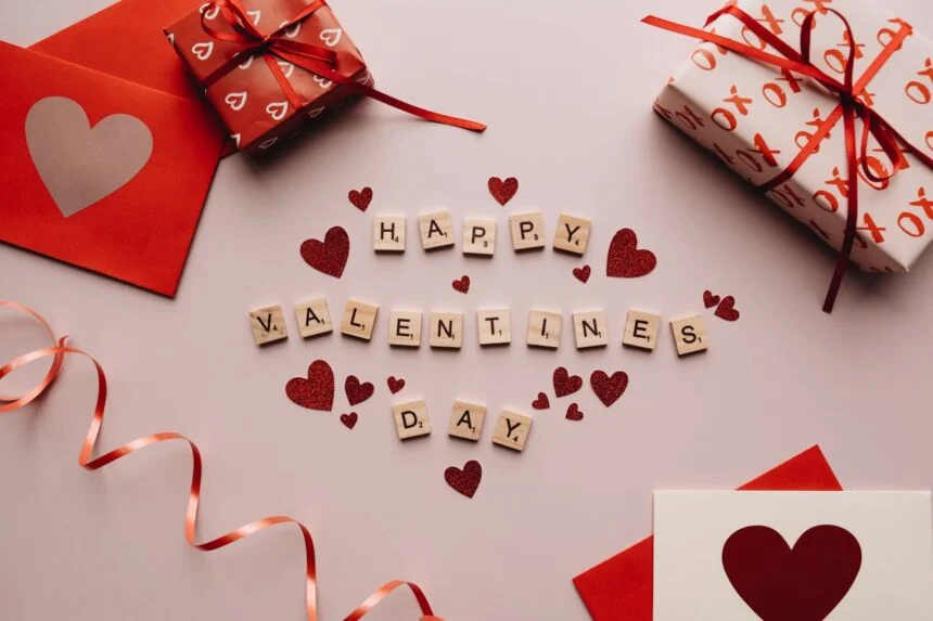 Valentin napi díszítések ajándékokkal és üdvözlőkártyákkal