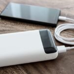 Fehér powerbank okostelefon töltésére felnagyítva.