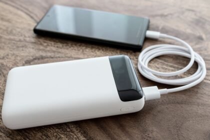 Fehér powerbank okostelefon töltésére felnagyítva.