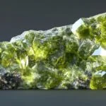 Ragyogó zöld peridot ásvány, amely a belső harmóniát segíti.