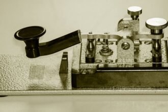 Távíró készülék, amely a kommunikáció történetének fontos mérföldköve.