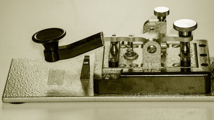 Távíró készülék, amely a kommunikáció történetének fontos mérföldköve.