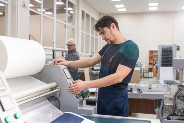 Nyomdász egy matricanyomtató gép mellett, professzionális nyomtatási tippekkel.