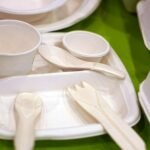Környezetbarát evőeszközök és tányérok fenntartható vendéglátáshoz